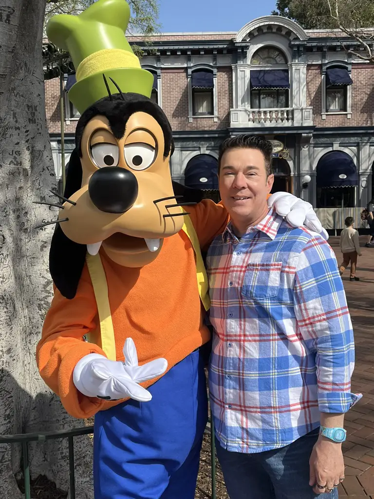 Meeting Goofy at Disneyland Park