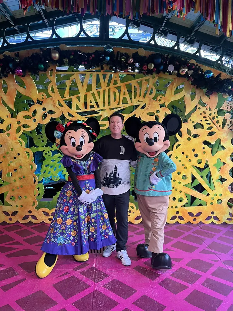 Feliz Navidad with Mickey & Minnie Mouse - Happy Holidays