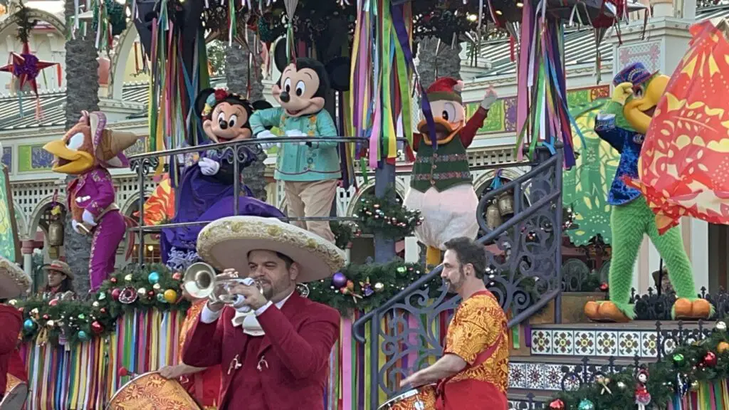 Disney ¡Viva Navidad! Street Party