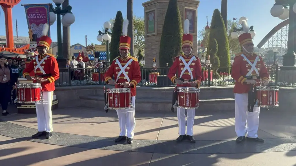 Holiday Toy Drummers