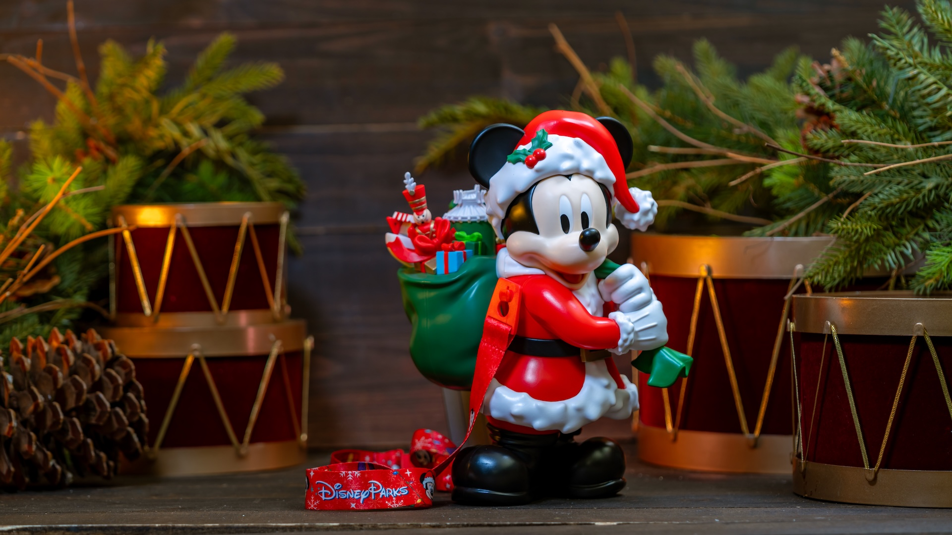 2025-DLR-Holiday-Foodie-Guide-Santa-Sipper